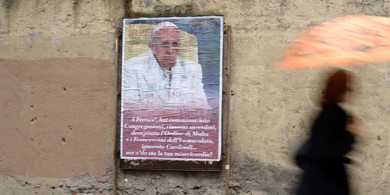 Italie-des-affiches-hostiles-au-pape-Francois-sont-placardees-dans-les-rues-de-Rome
