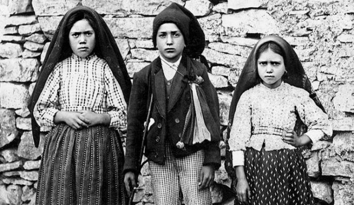 The-Fatima-seers-Lucia-Santos-left-with-Blessed-Francisco-Marto-and-Blessed-Jacinta-Marto-696x403